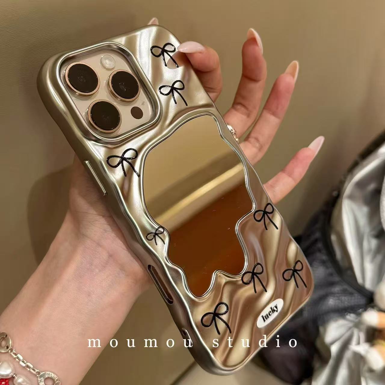 Black Bow Electroplated Wave Mirror Case 🎀✨